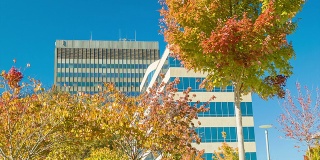 阿什维尔，北卡罗来纳州秋天的高楼和蓝天