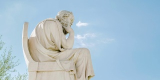 哲学家苏格拉底的雕像，时间流逝