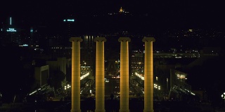 西班牙巴塞罗那广场晚上有四根柱子