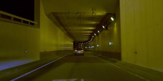 夜间通过隧道进入高速公路的汽车