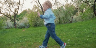 快乐的小男孩在布鲁姆公园里奔跑