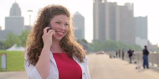 慢镜头女子微笑和使用手机在底特律