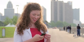 在底特律用智能手机拍摄的慢镜头褐发女郎