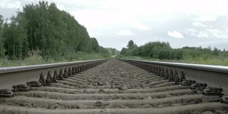 铁轨上的火车和地面上的石头