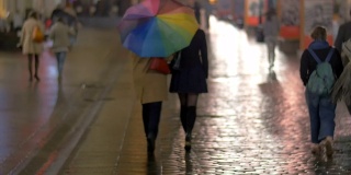 在雨夜的缤纷伞下漫步城市