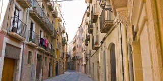 西班牙加泰罗尼亚的塔拉戈纳街，建立着古老的城镇建筑