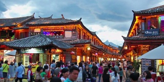 丽江古城晚上与中国游客拥挤。