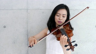 一个拉小提琴的女人，4K视频素材模板下载