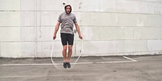 运动男性锻炼跳绳慢动作