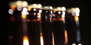 黑色背景下的冷瓶啤酒
