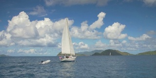 一艘单桅帆船在加勒比海航行的慢动作录像