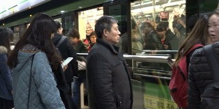 中国上海地铁车站的乘客