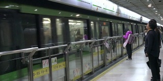 中国上海地铁车站的乘客