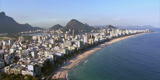 飞往巴西里约热内卢的伊帕内玛海滩
