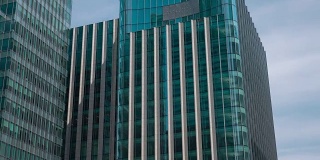 金丝雀码头的办公楼。玻璃和钢铁打造的金融摩天大楼