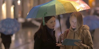 下雨天在街上聊天的女人
