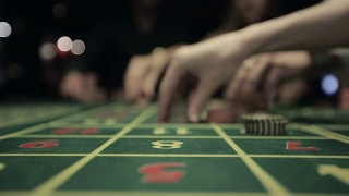 在赌场下注赌轮盘赌的人视频素材模板下载