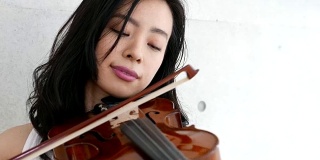 一个拉小提琴的女人，4K