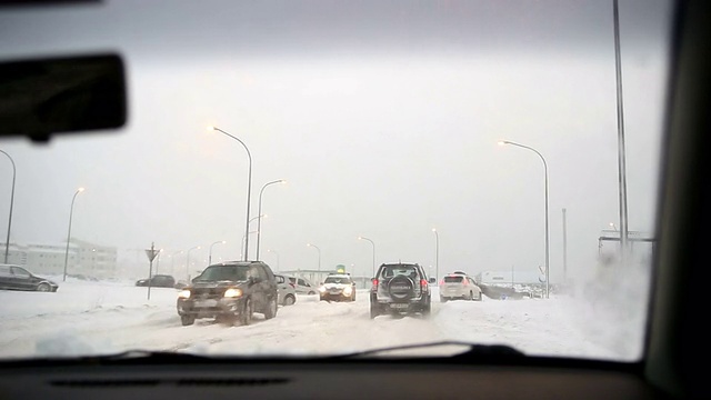 P.O.V.驾驶在暴风雪暴风雪白茫茫，行人和车辆