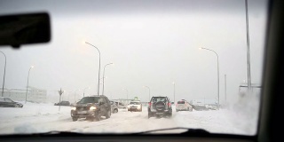 P.O.V.驾驶在暴风雪暴风雪白茫茫，行人和车辆