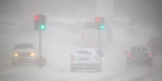 在冰岛的雷克雅未克，交通严重零能见度暴风雪