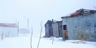 躲避暴风雨的庇护所，古老的渔村和冰岛暴风雪中的木船