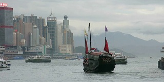 穿过香港维多利亚港的传统中国舢板