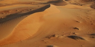 空中拍摄的沙丘日出，迪拜，阿联酋