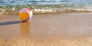 海浪之滨的沙滩球