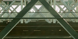 火车从左边驶离铁路桥