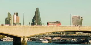 白天的滑铁卢桥，背景是伦敦城