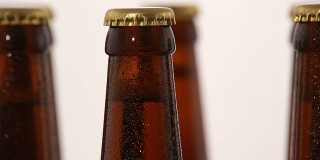 瓶啤酒与滴孤立在白色背景