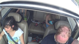家庭乘坐SUV视频素材模板下载