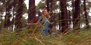 徒步穿越森林的女人