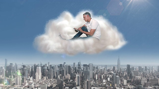 一个普通人在城市的云端使用平板电脑