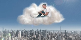 一个普通人在城市的云端使用平板电脑