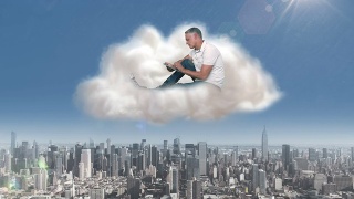 一个普通人在城市的云端使用平板电脑视频素材模板下载