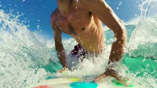 在夏威夷北岸，一名冲浪者在巨浪中划桨。视频素材模板下载