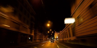 汽车上的观点。夜晚的城市街道。交通信号灯