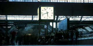 人们在火车站的时间流逝。钟表计时