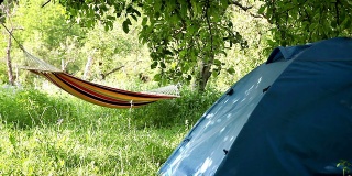 露营装备:树间旅游帐篷、吊床