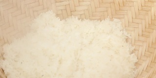 把米饭粘在竹编和锅里蒸熟。