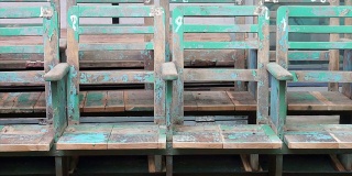 视频中的旧木纹蓝色椅子排成一排