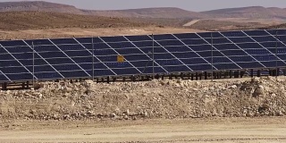 在以色列内盖夫沙漠的太阳能发电厂的光电