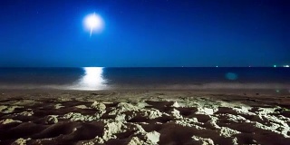 夜晚的海景，海岸线和月亮的延时视频