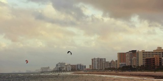 风筝冲浪者在黄昏在蓬帕诺海滩佛罗里达
