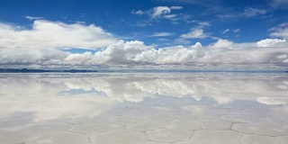 乌尤尼盐湖有一层薄薄的水