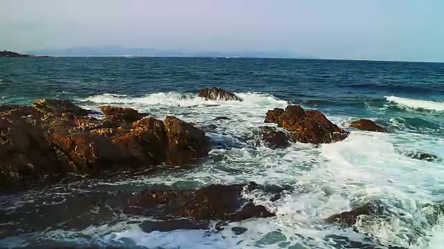 在多岩石的海岸上冲浪