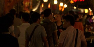 成都的锦里大街晚上挤满了亚洲人