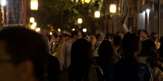 成都的锦里大街晚上挤满了亚洲人